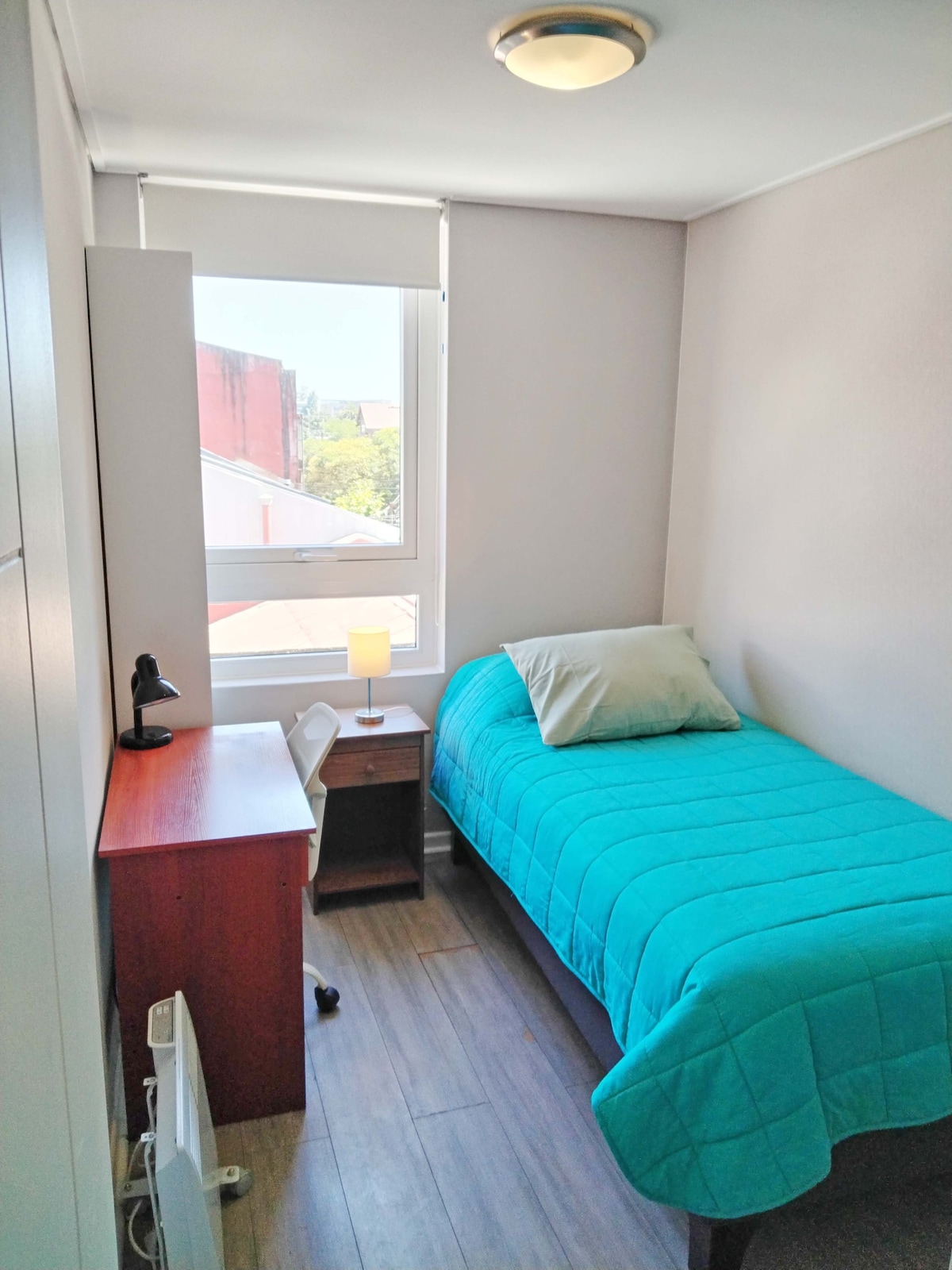 Habitación amoblada con baño cerca de la UDEC