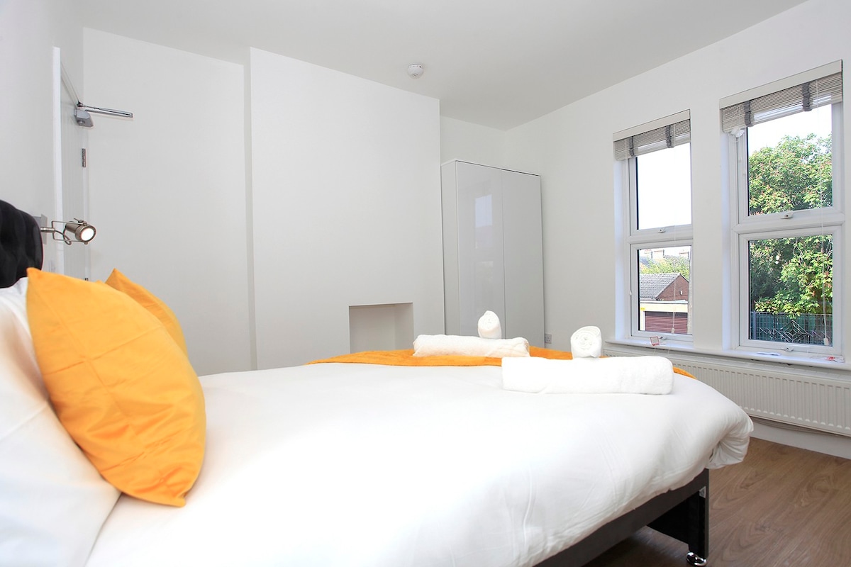 Westfield House Ensuites Close to City Hospital R1