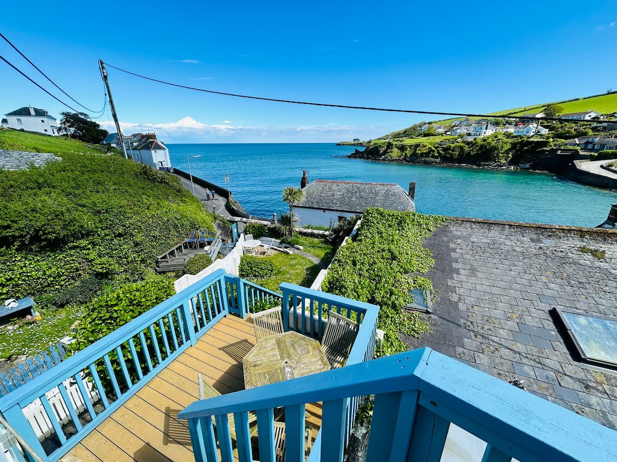 Loft apartment overlooking Cornish bay