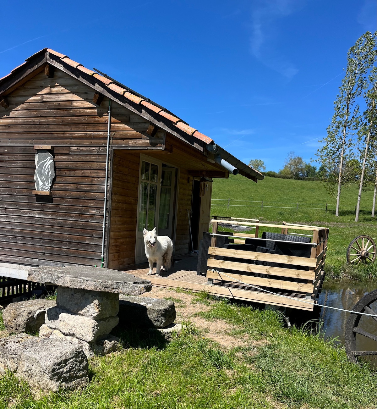 Cabane au bord d’un étang