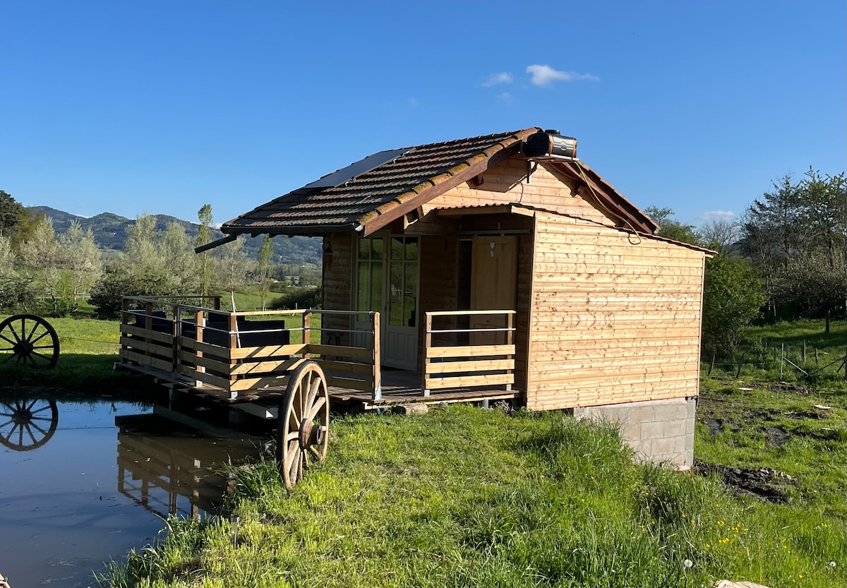 Cabane au bord d’un étang