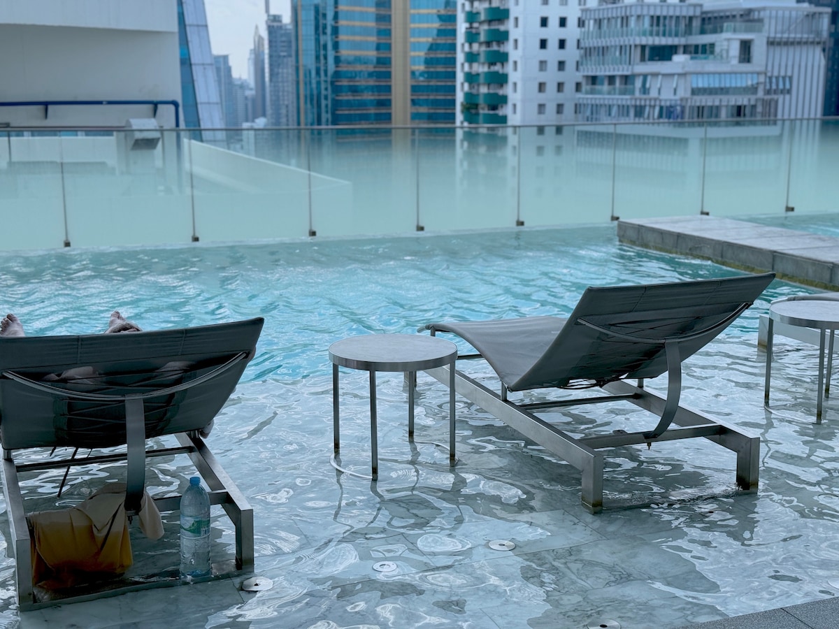 5. Asoke-BTS令人惊叹的摩天大楼泳池和健身房