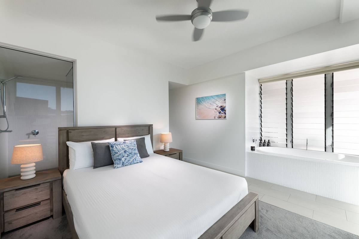Stunning Three Bedroom Ocean View Apartment
