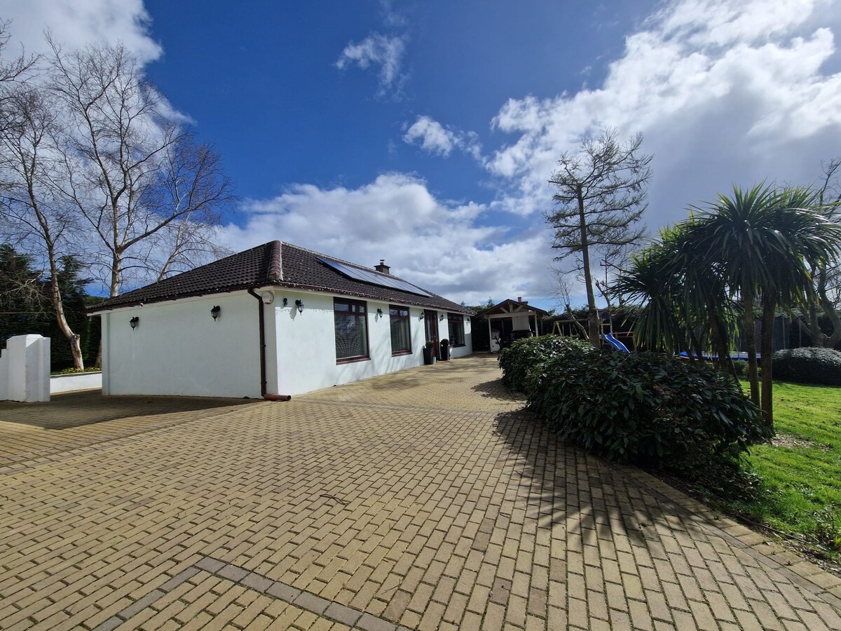 Country Bungalow near Dublin|Hot Tub| Playground|