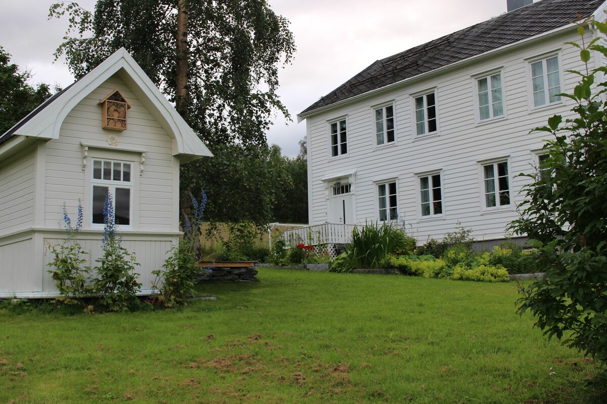 Den gamle prestegården på Tennes - gjestehus