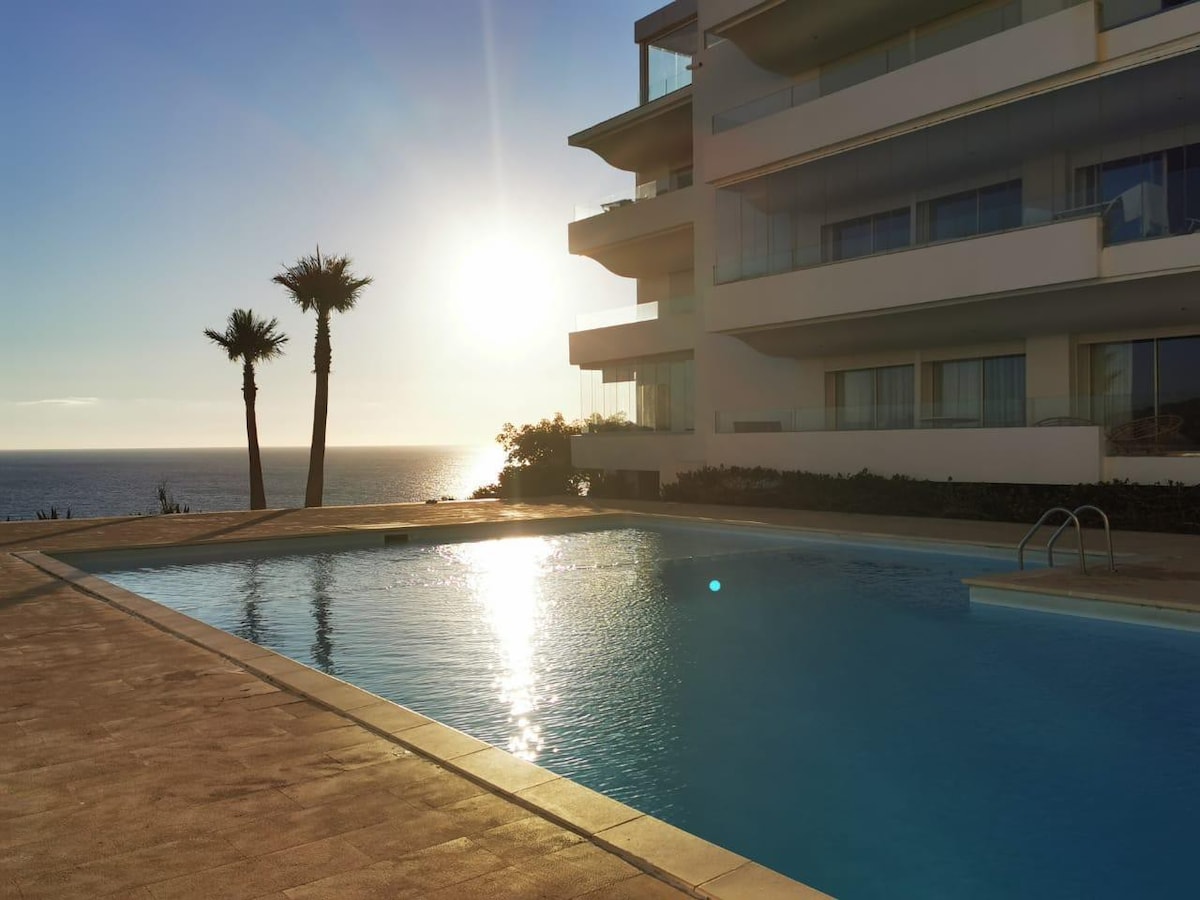 Modern Apartment w/ Beach View