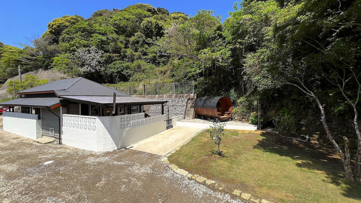 洞穴小屋（ Cave Cabin ）是一个神奇的洞穴，配有「桑拿、户外浴缸、披萨水壶和烧烤！」