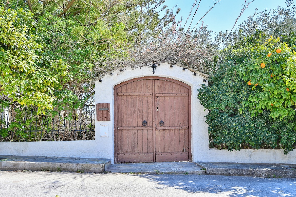 Light-filled 2BD home with Garden near the Beach