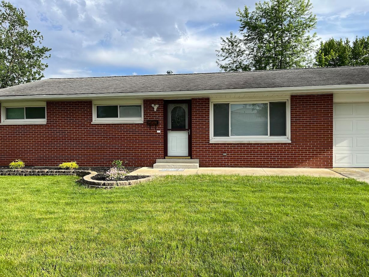 Cozy 3 Bedroom with Backyard