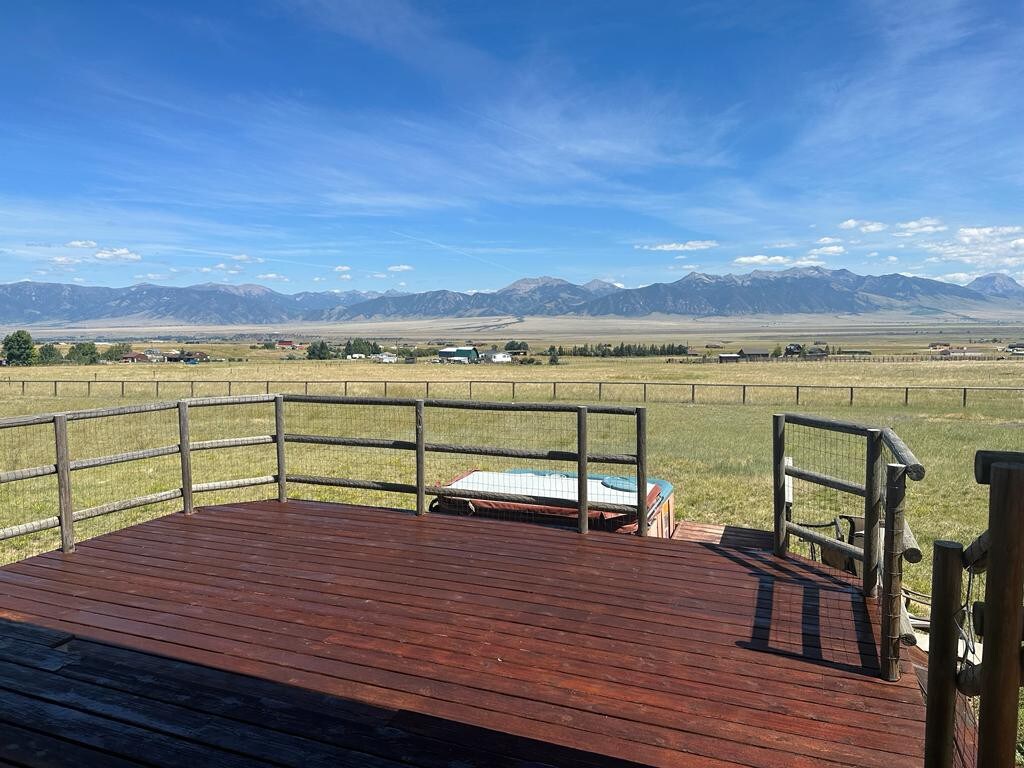 Home on 7 acres + Hot Tub and Pool Table