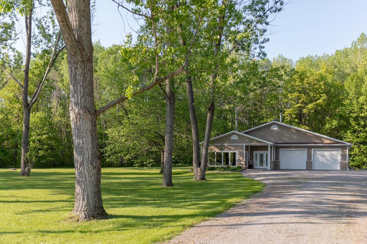 Family Lakeview Oasis: Cottage+Trailer on 5 Acres!