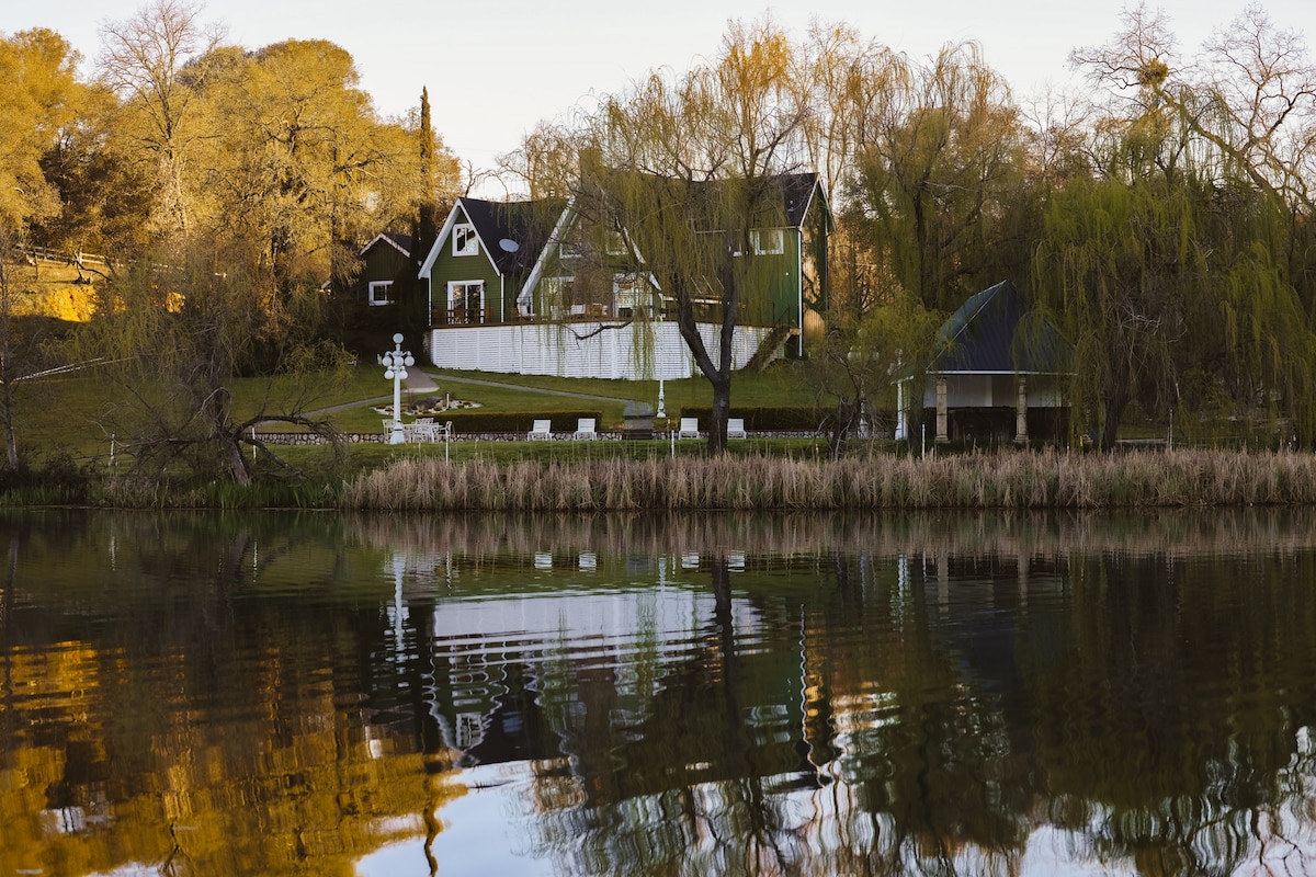 Lakefront Cottage at Lakewood