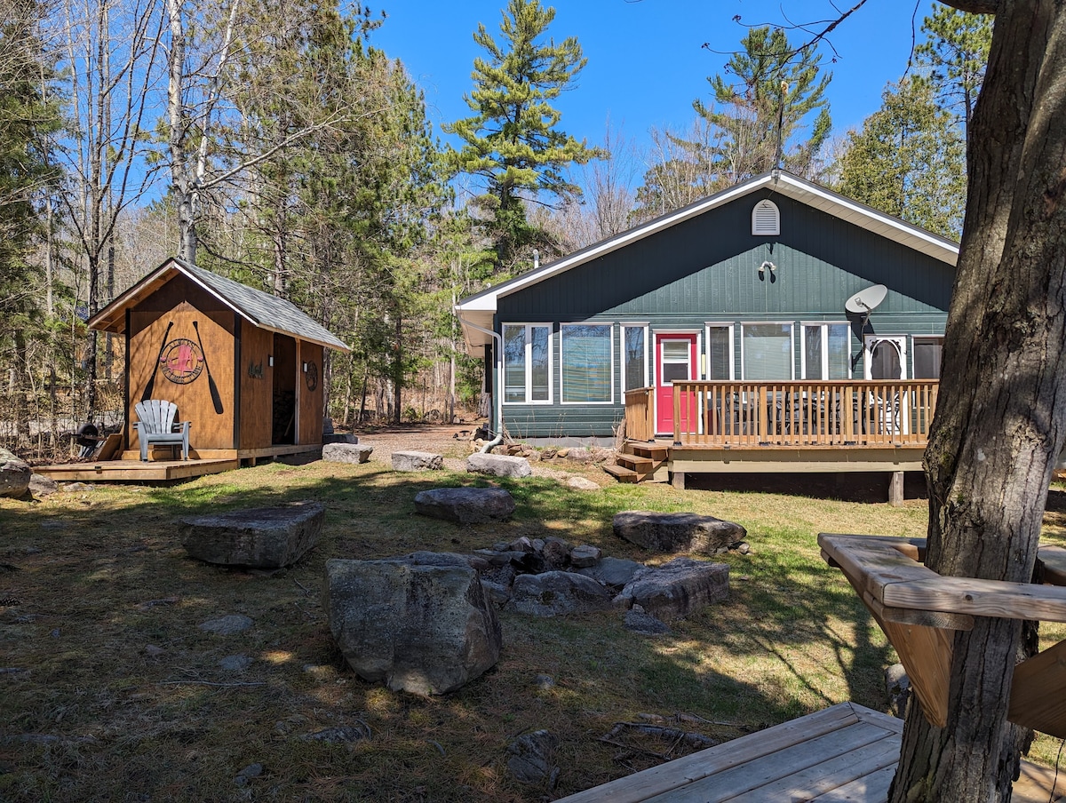 阿尔冈昆公园（ Algonquin Park ）附近的奇观湖畔小屋