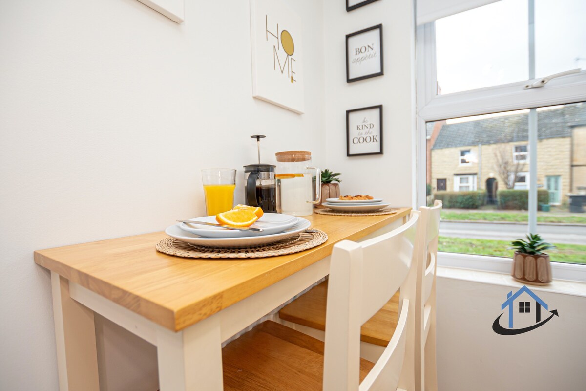 3 bed house, sleeps 8 free parking and wi-fi