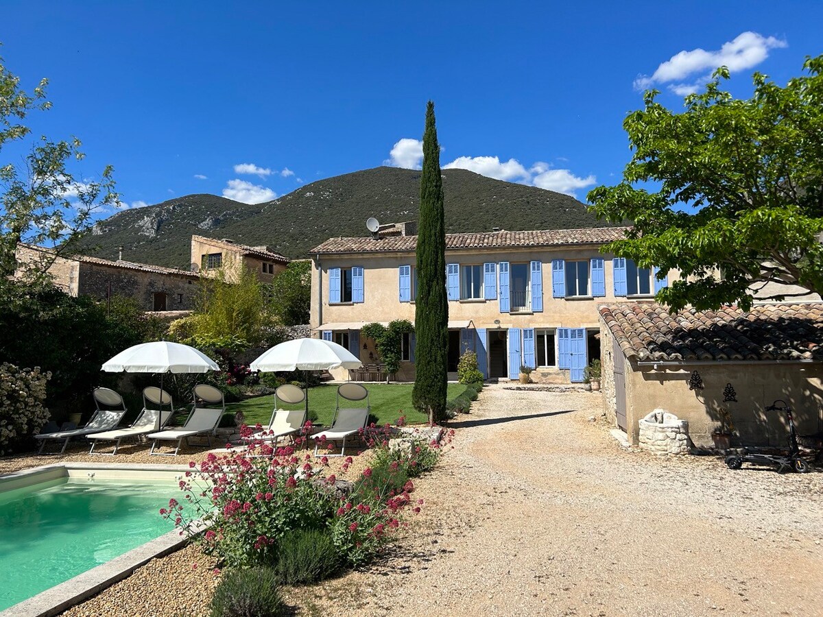 La Cour d’école Rustrel,Provence