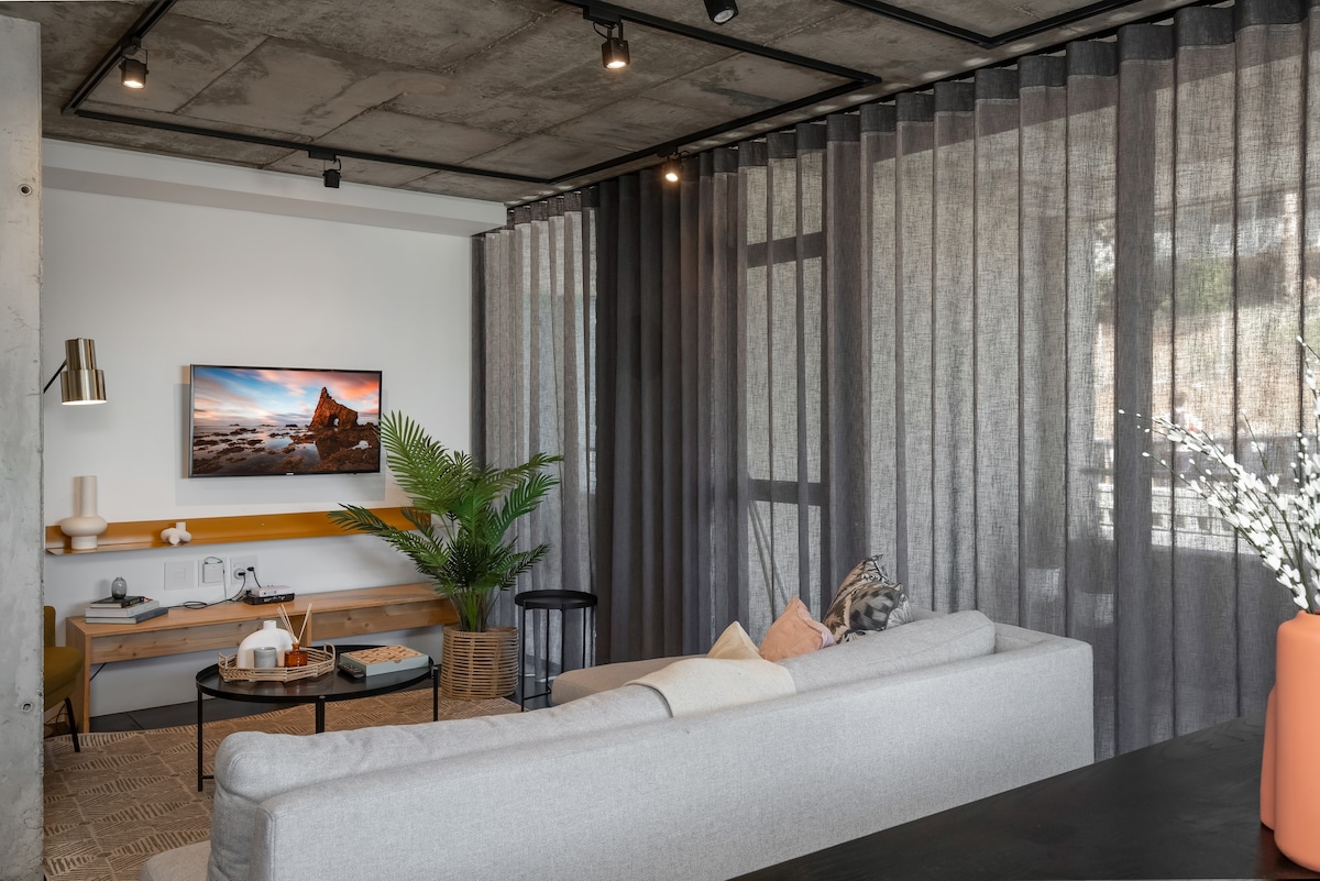 Minimalistic 3 Bed Apartment | Pool & City Views
