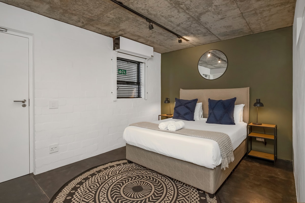 Minimalistic 3 Bed Apartment | Pool & City Views
