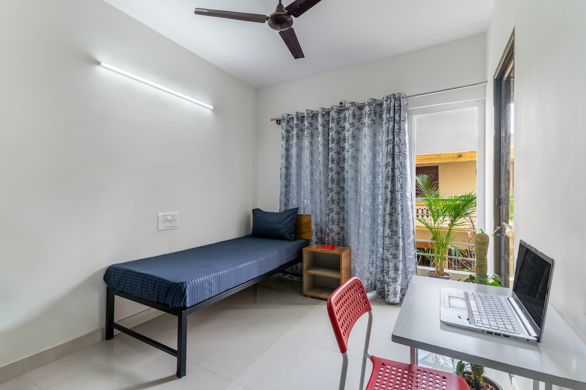 Private room with balcony in Indiranagar, Banglore
