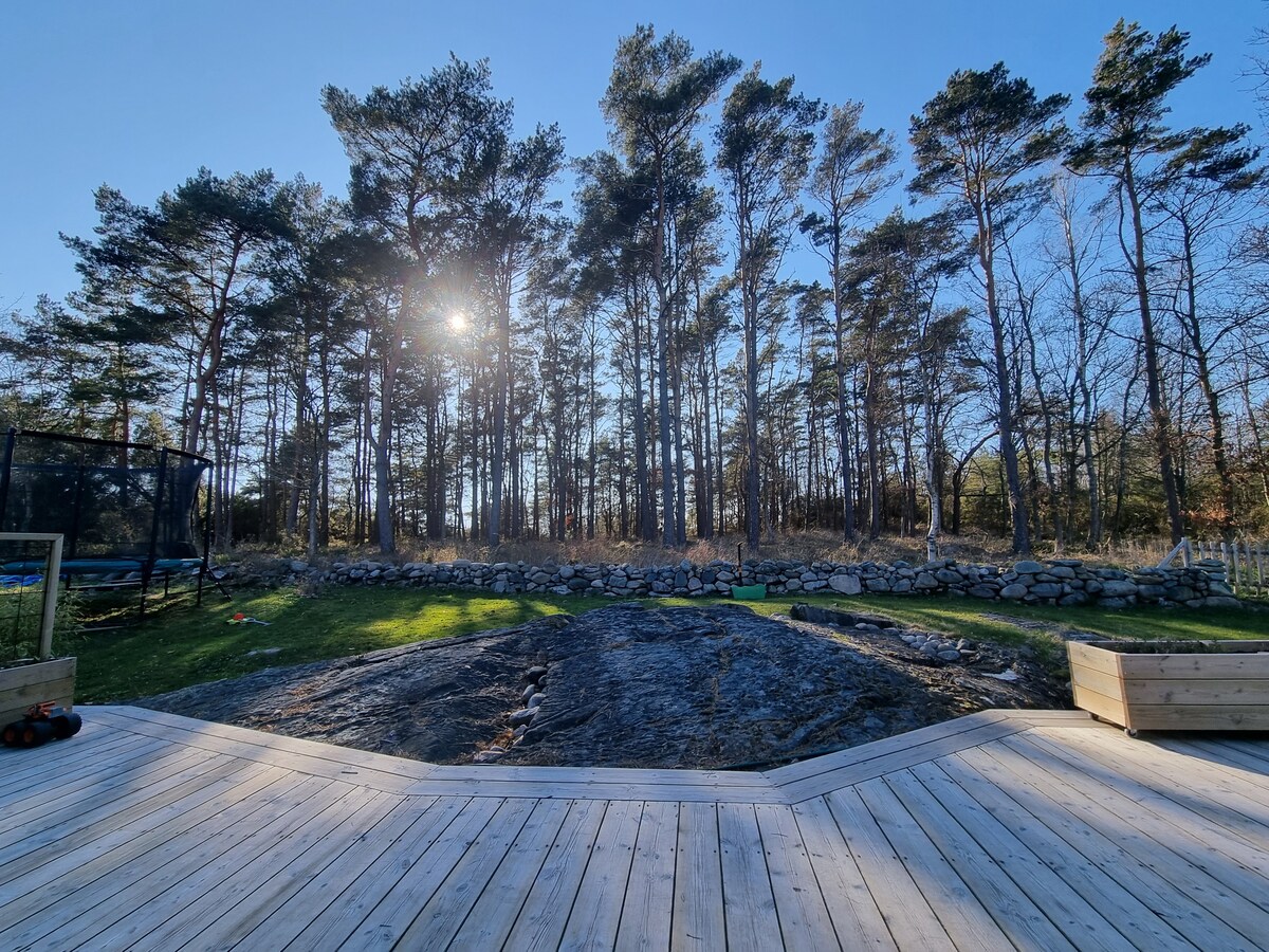 Det grå huset med närheten till havet och skogen