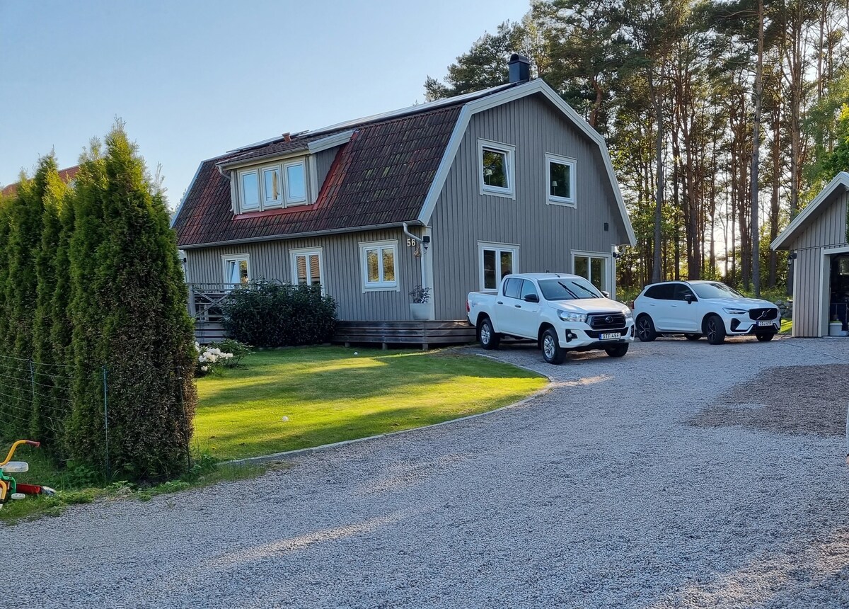 Det grå huset med närheten till havet och skogen