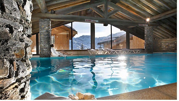 Style chalet, sur pistes, balcon, piscine, vue