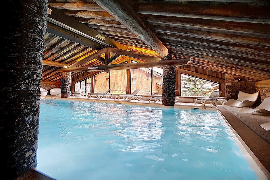 Style chalet, sur pistes, balcon, piscine, vue