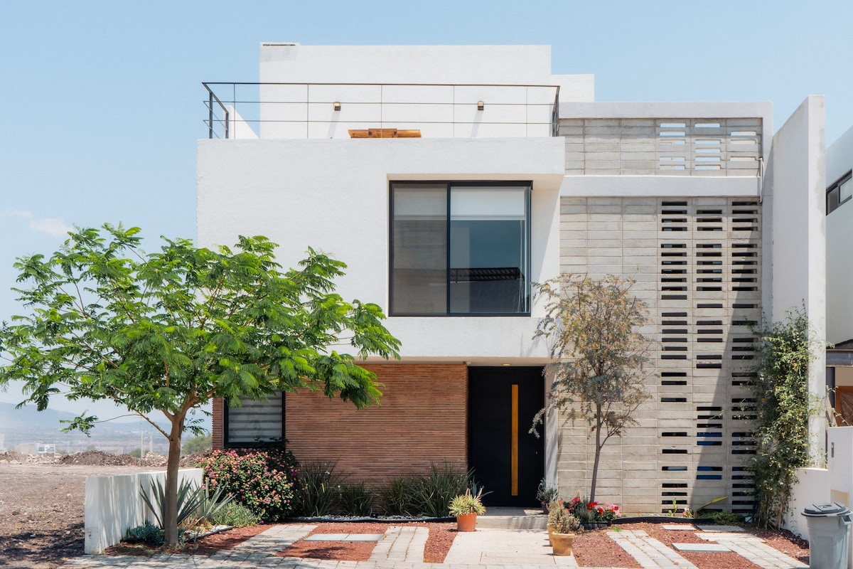 Casa nueva con pequeña piscina privada