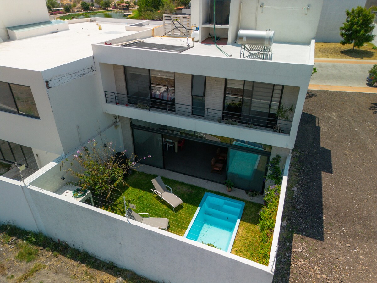 Casa nueva con pequeña piscina privada