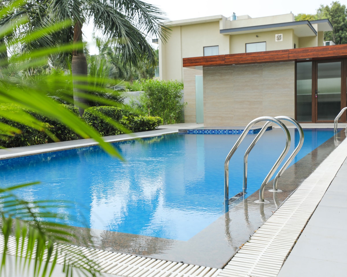 Luxurious Farm 9016 in Chattarpur with Pool & Stay