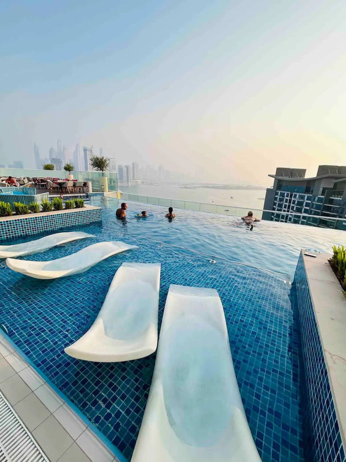 High-floor View Equipped 2BDR, Free Infinity Pool