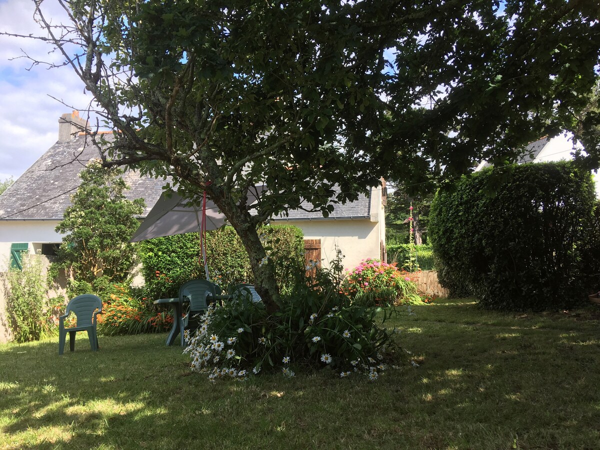 Maison jardin vue sur la mer.