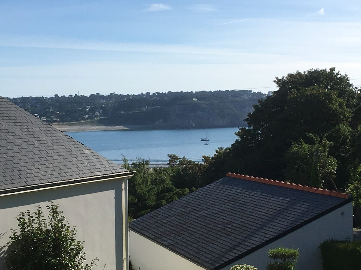 Maison jardin vue sur la mer.