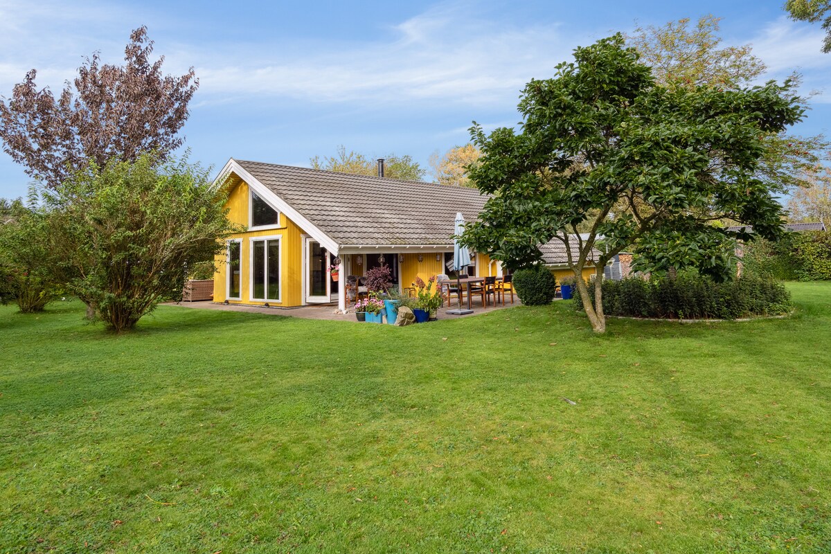 Spacious summerhouse with garden