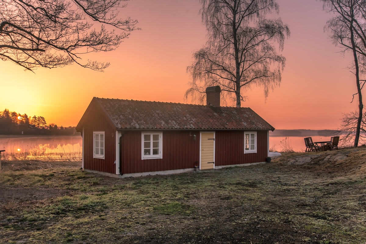 Cozy waterfront cottage!