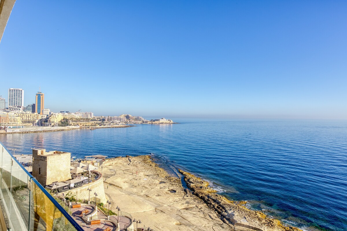 Lovely 3BR Apt with Seafront views in Sliema