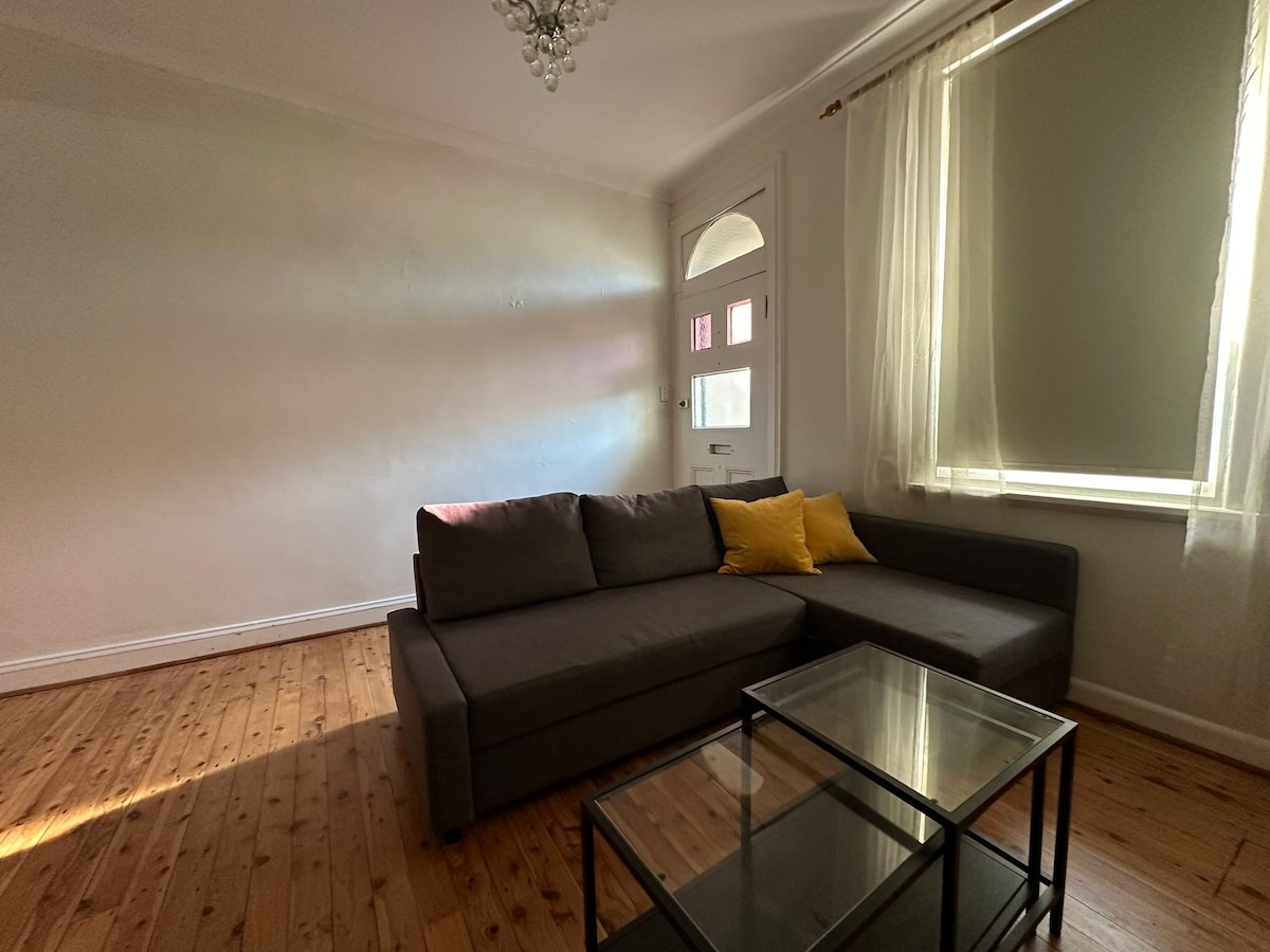 Comfortable 2 Bedroom House Glebe