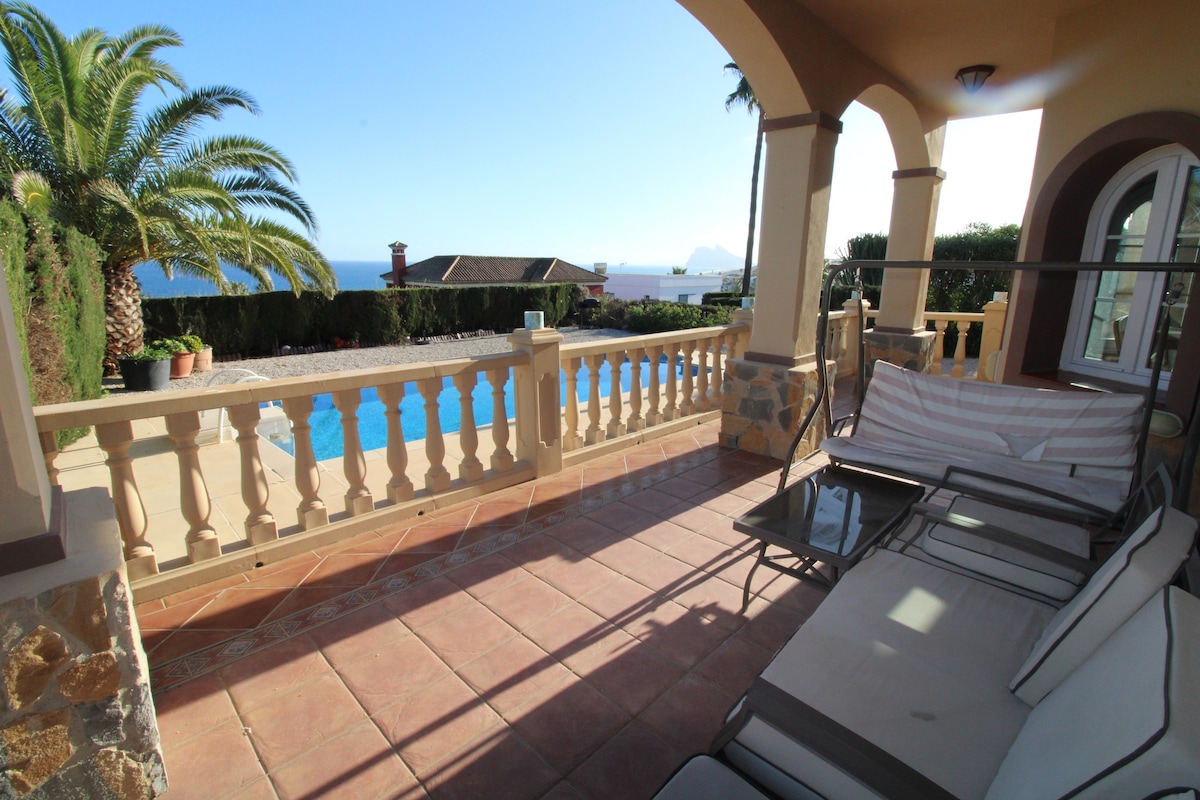 Villa with  pool and front sea views in Alcaidesa