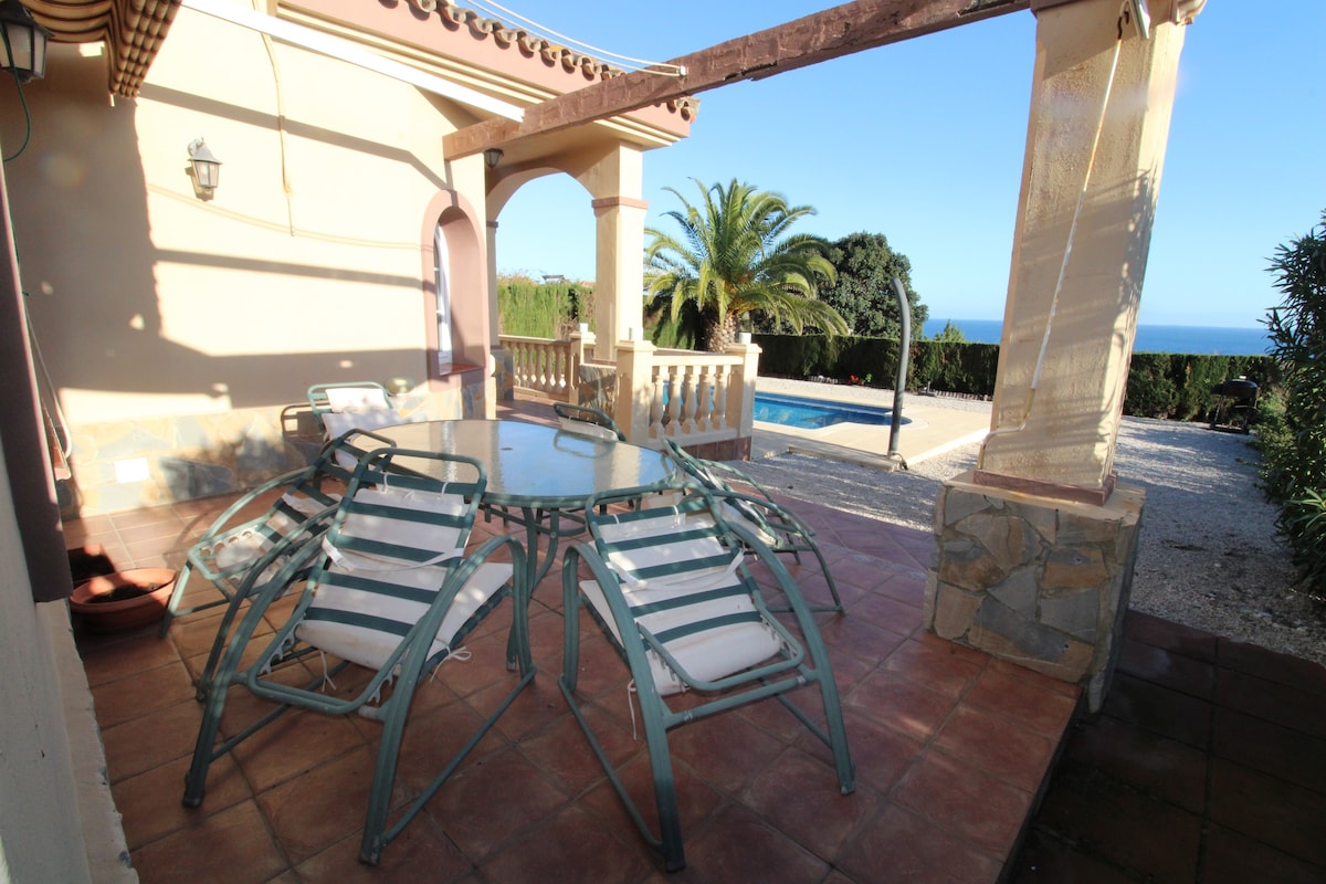 Villa with  pool and front sea views in Alcaidesa