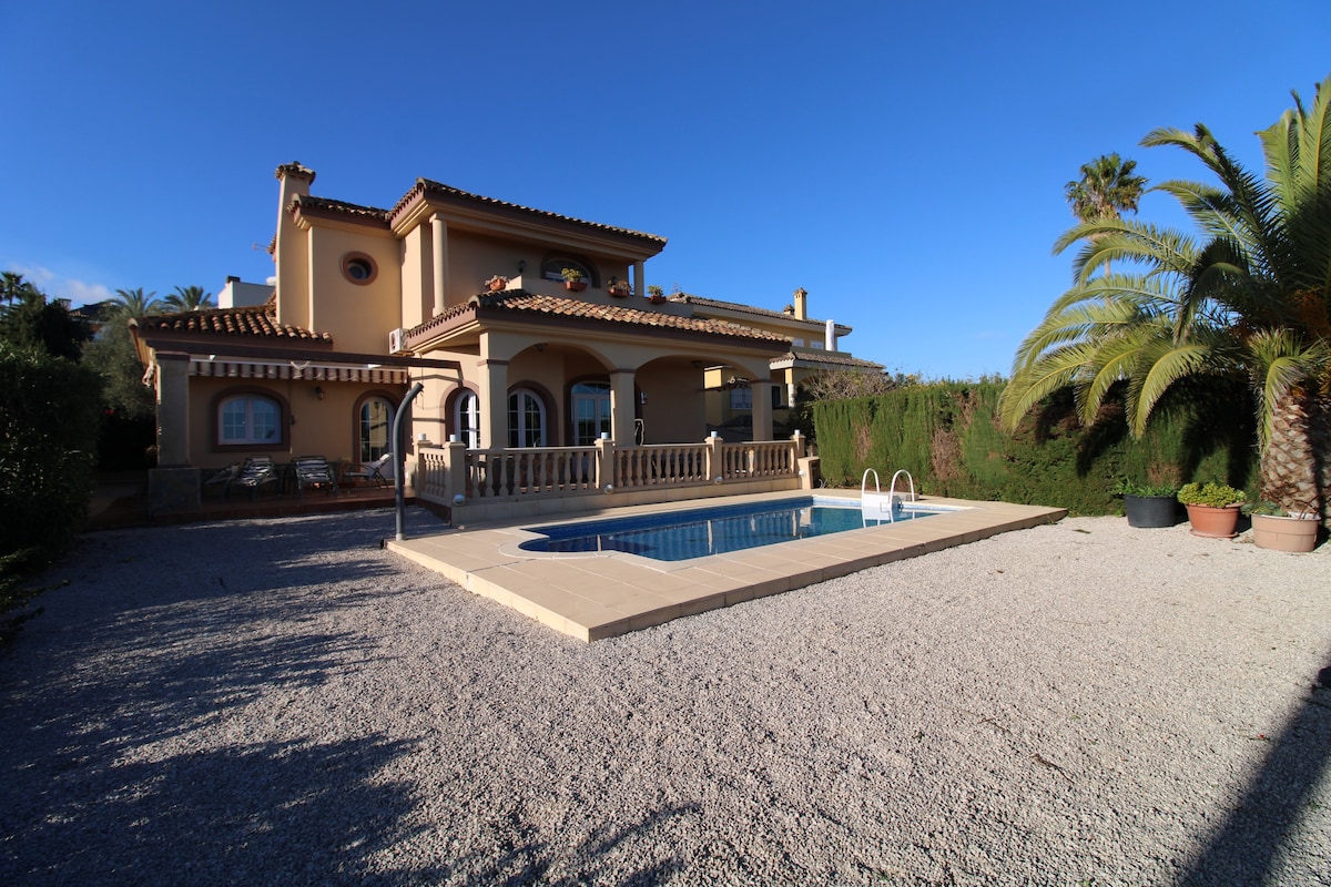 Villa with  pool and front sea views in Alcaidesa