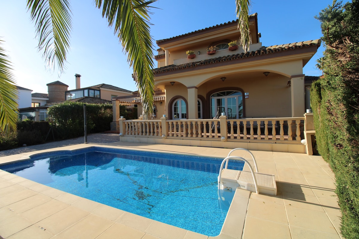 Villa with  pool and front sea views in Alcaidesa