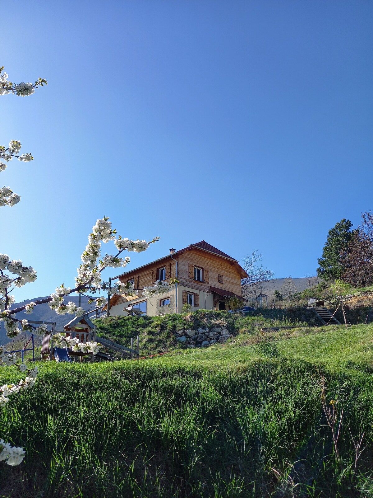 Maison dans un écrin de verdure