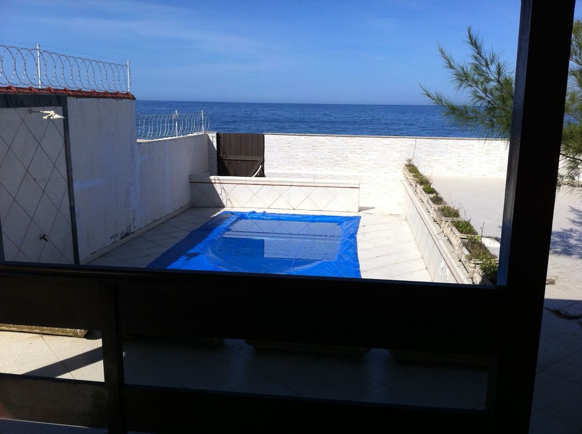 Casa vista e frente para a praia de maricá