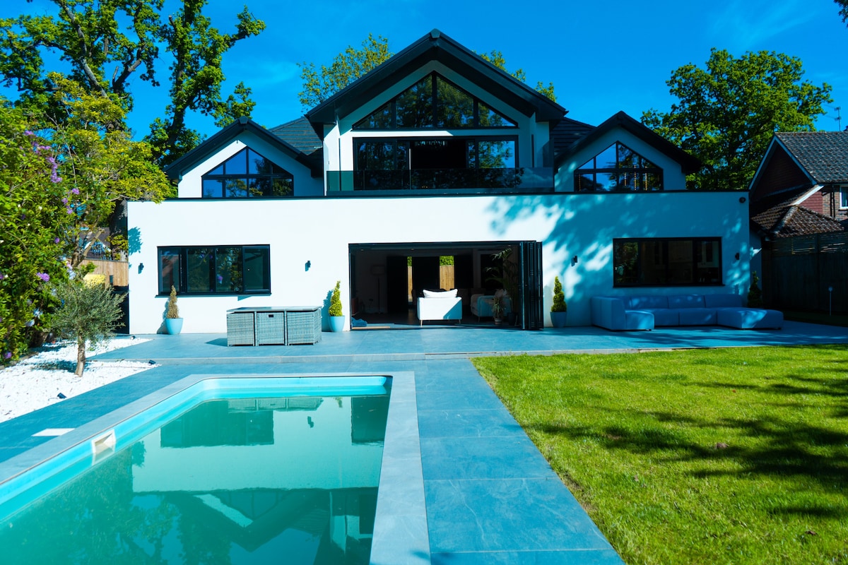Luxury Vacation Home East Grinstead With Pool