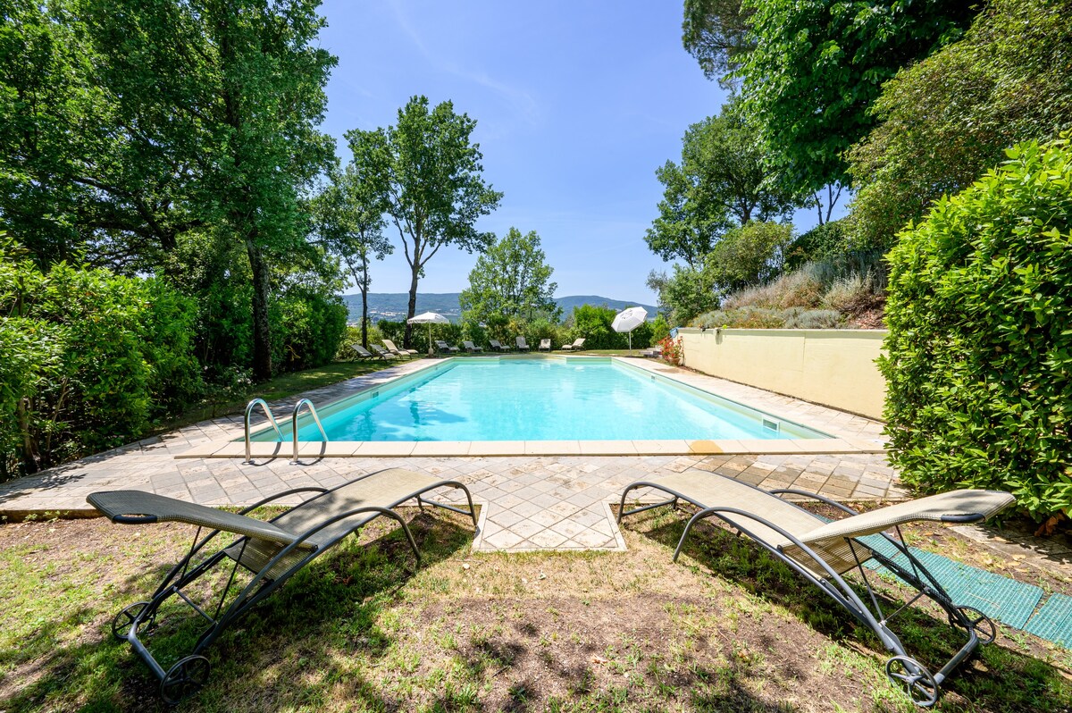 Luxury villa with  pool and AC 25 sleeps