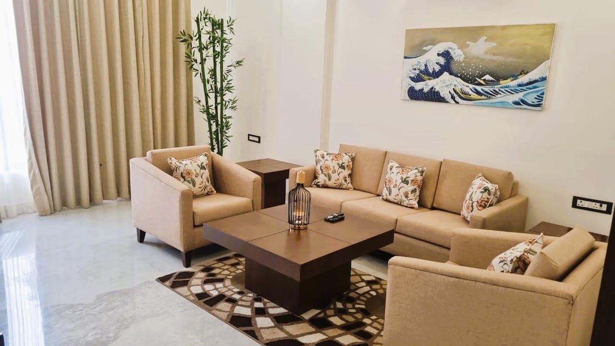 Home in DLF phase 2
3 Bedroom Service Apartment