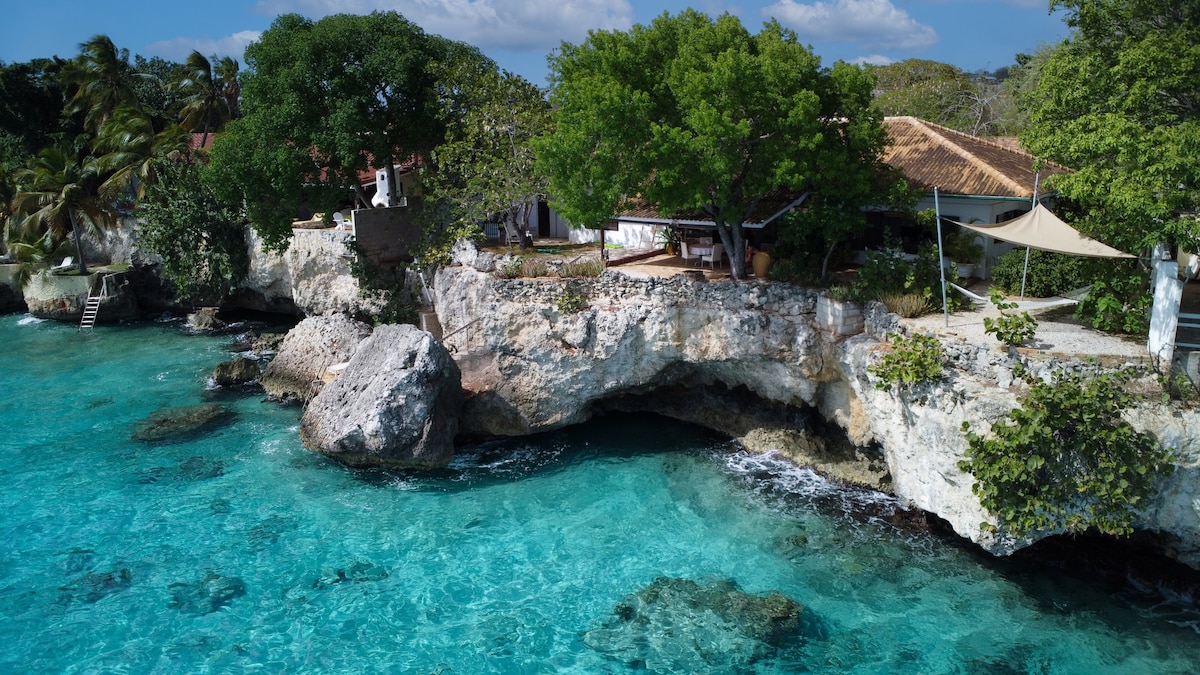 Seaside villa, private ocean access