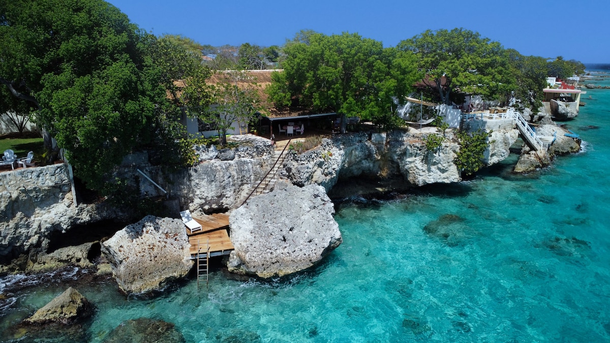 Seaside villa, private ocean access