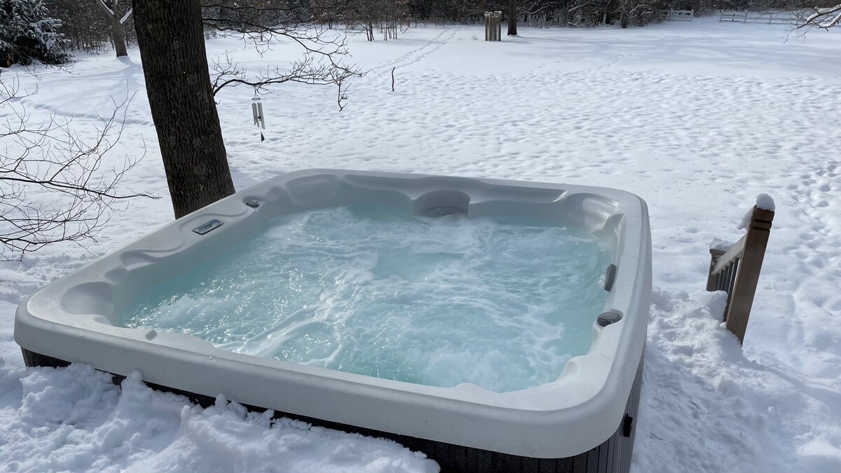 22英亩的林地度假胜地，配备热水浴缸！