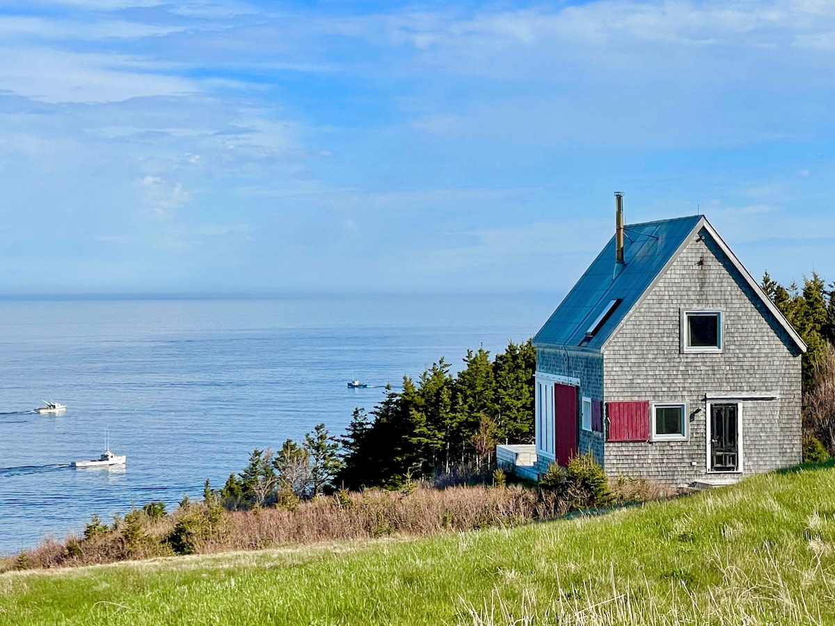 Classic Cape Breton cottage, close to big beach