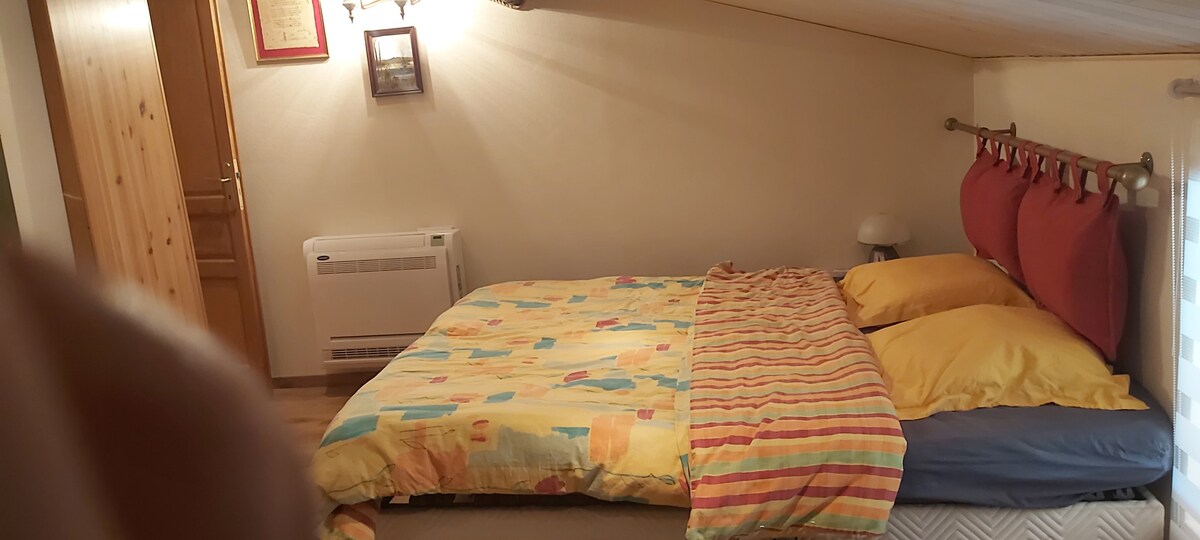 Chambre 2 pl, alcôve 2 pl+ sdb et wc privés.